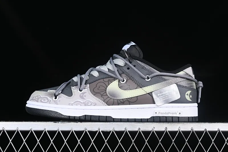 All categories Nk SB Dunk Series Nk SB Dunk Low Low-top sneakers Nk SB Dunk Low Lot "Tide" Panda Prank-Moon Tie Rope SB Dunk Series low-top casual sports skateboard shoes FD1232-001